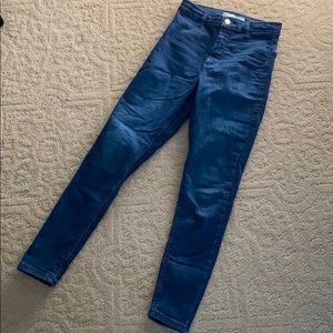 Blue jeans that are in perfect condition